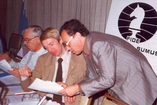 Friðrik tekur við sem forseti FIDE 1978 - Euwe til vinstri. og prof. J...
